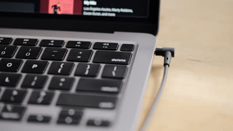 enchufar un conector de auriculares o altavoz en una computadora portátil - aislado