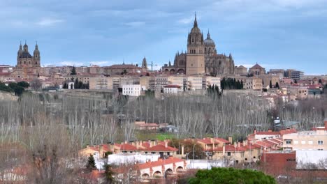 Vista-Aérea-De-Drones-De-La-Ciudad-De-Salamanca,-España-En-Un-Día-Nublado