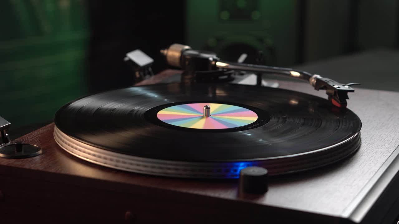 Avvio della riproduzione di un disco in vinile su giradischi vintage, posizionamento del braccio e della puntina