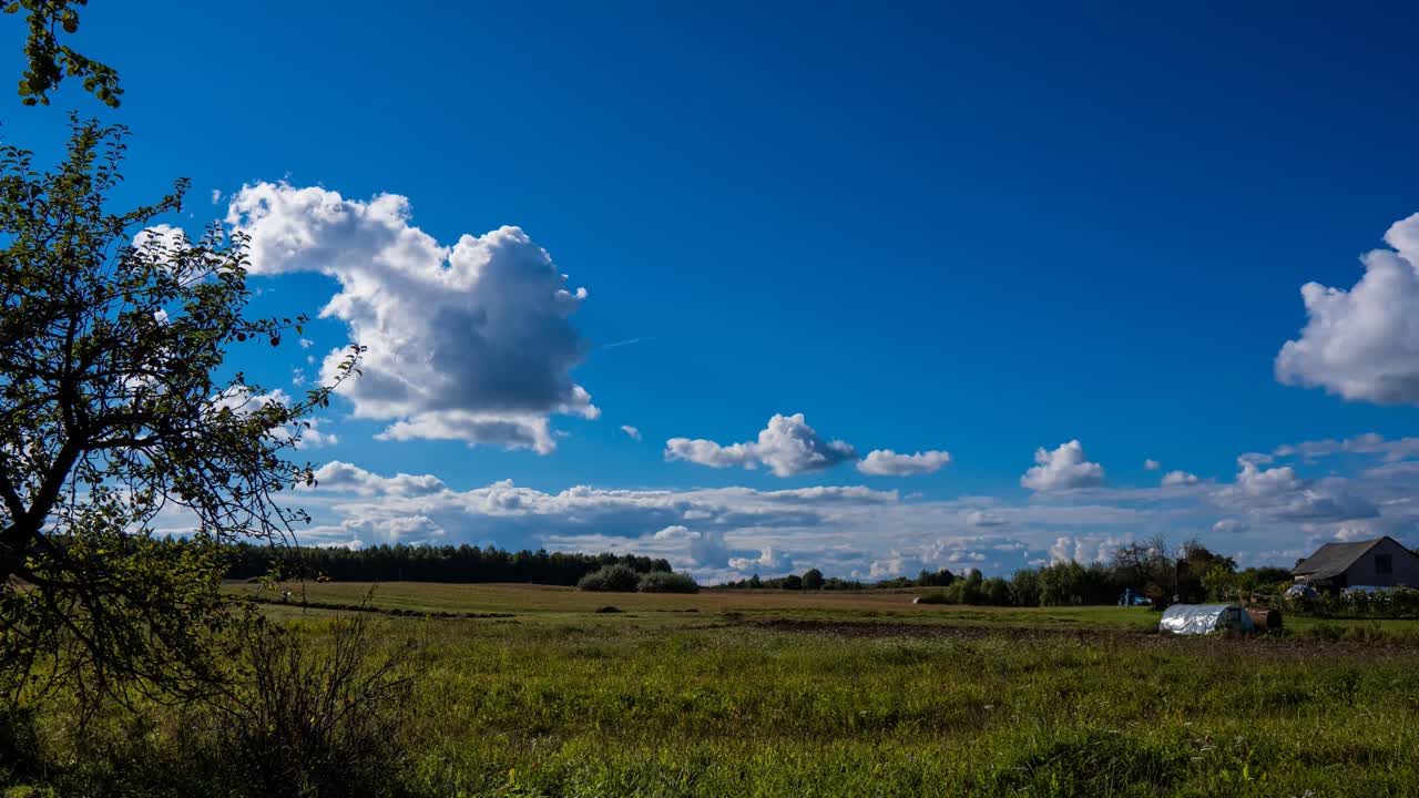 4k의 푸른 하늘 가을 저속, 숲, 사과나무, 농가가 배경에 있는 멋진 구름