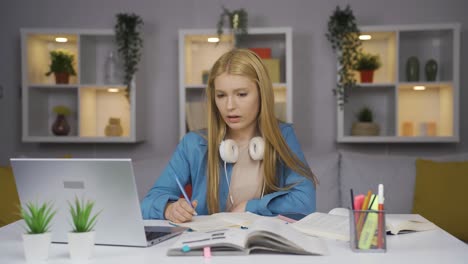 una estudiante disgustada.