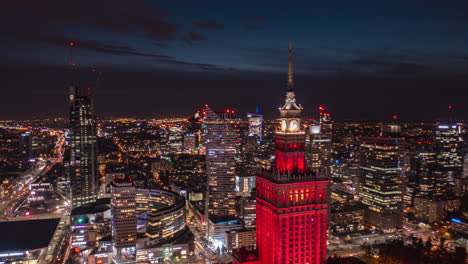 Imágenes-De-Diapositivas-Y-Panorámicas-Del-Paisaje-Urbano-Nocturno.-Tiro-De-Hiperlapso-Del-Palacio-Histórico-De-Gran-Altura-Iluminado-En-Rojo-De-La-Cultura-Y-La-Ciencia.-Varsovia,-Polonia