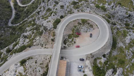 Tiro-Corto-De-La-Carretera-En-Bucle-En-La-Cima-De-Una-Montaña-En-Sa-Calobra,-Mallorca,-España