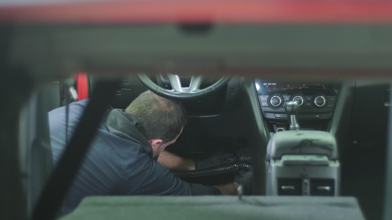 전문적인 자동차 청소. 샤워. 인테리어 세부 사항. 자동차 인테리어를 건조 청소 및 세부 사항; 깊은 좌석 청소; 자동차 세탁에서 거품을 는; 먼지에서 자동차 패널을 청소하는; 진공청소기