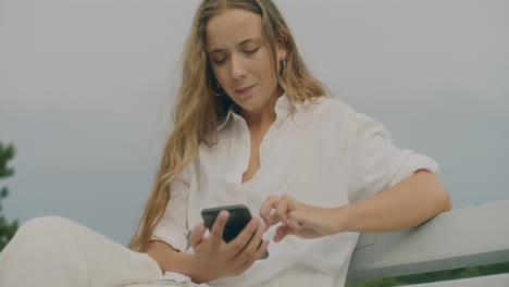 mujer navegando por el teléfono inteligente