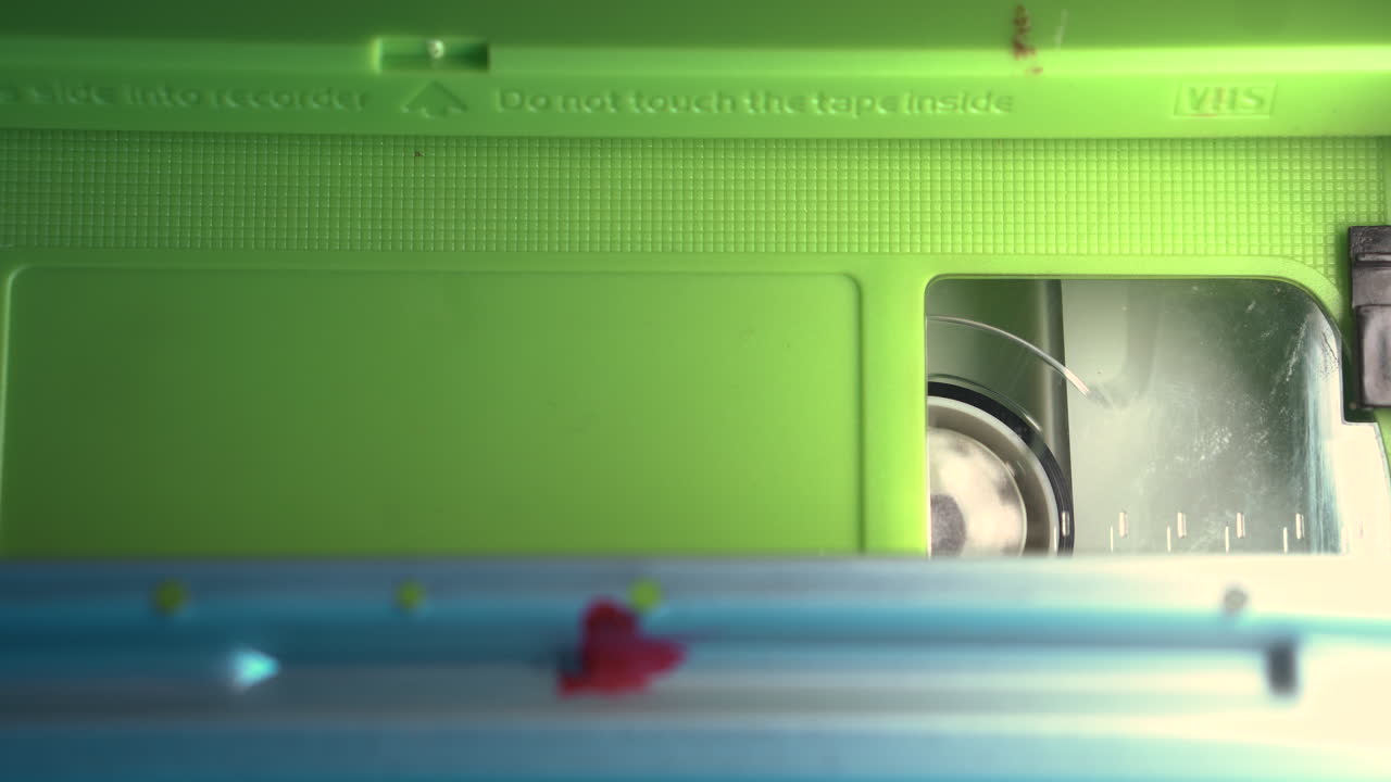 cinta de cassette de video vhs en el reproductor, carrete giratorio macro de primer plano