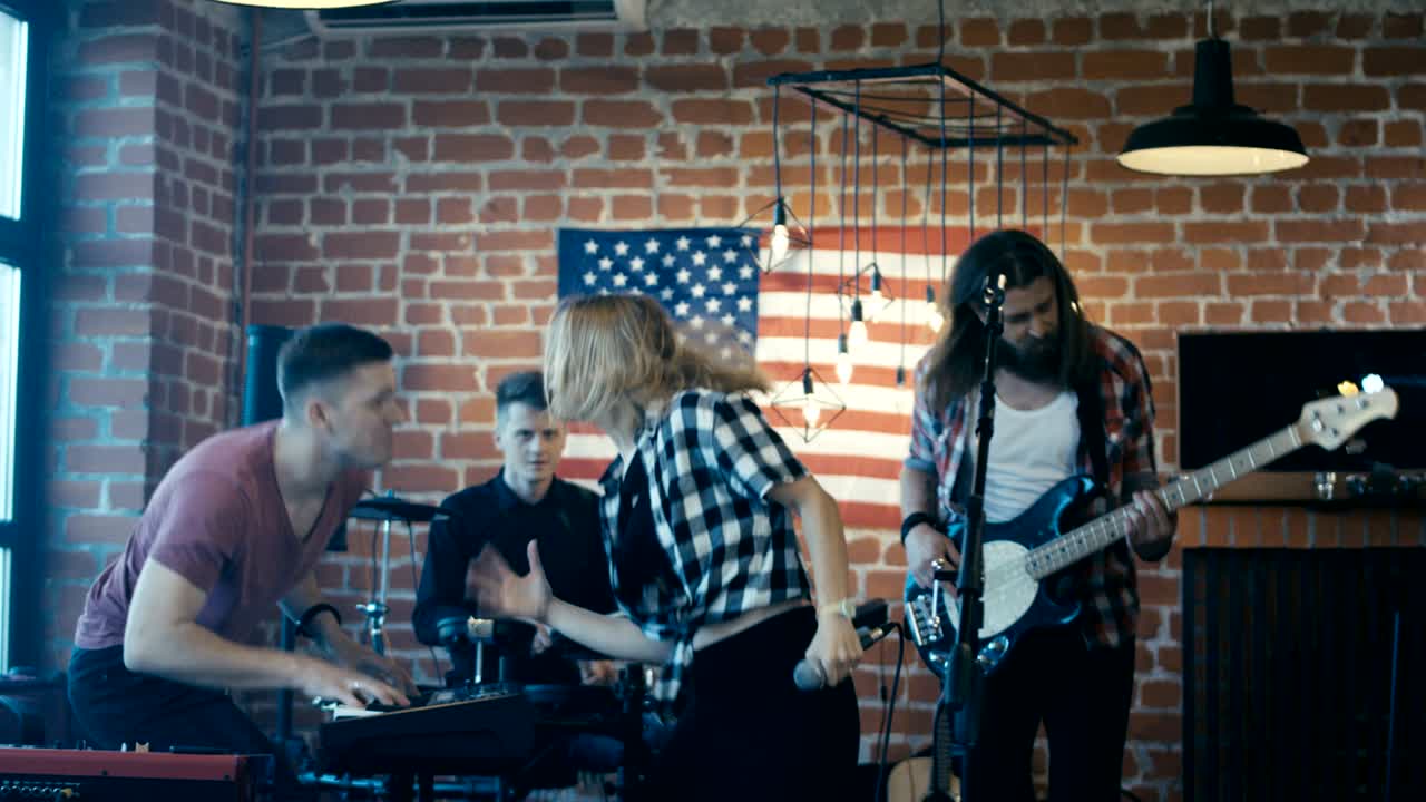 músicos practicando la canción con emociones