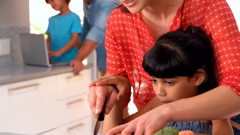 Mutter-Bringt-Ihrer-Tochter-Das-Schneiden-Von-Gemüse-Bei