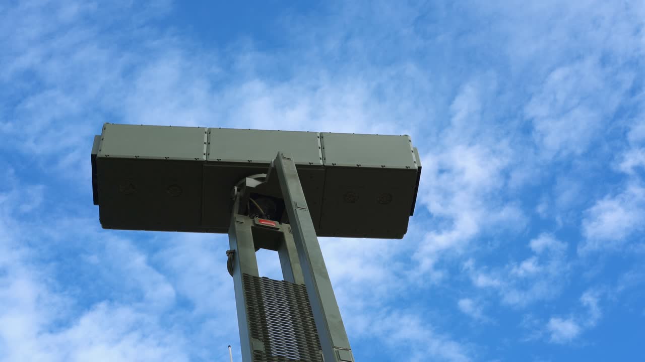 antena giratoria del sistema de defensa aérea de radar militar.