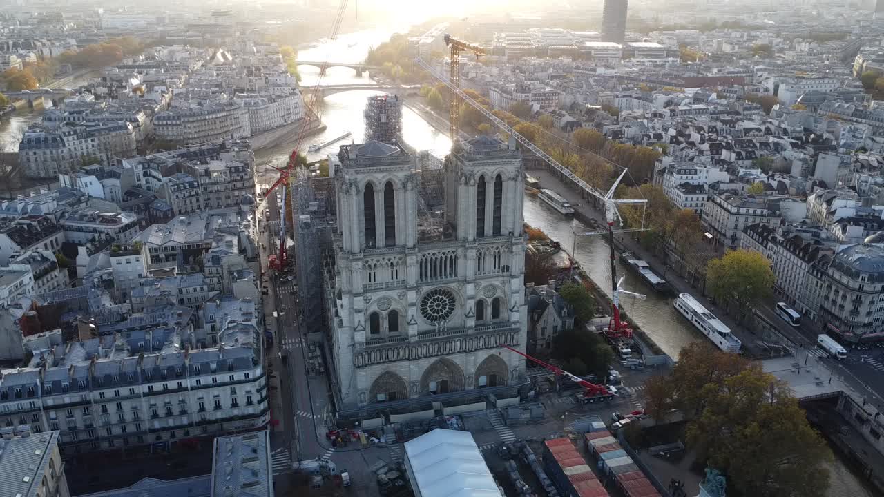 Paris'teki Notre Dame Kilisesi'nin önünde şafak vakti drone ile çekilmiş dairesel hareket, büyülü ışık, arka planda Sen Nehri.
