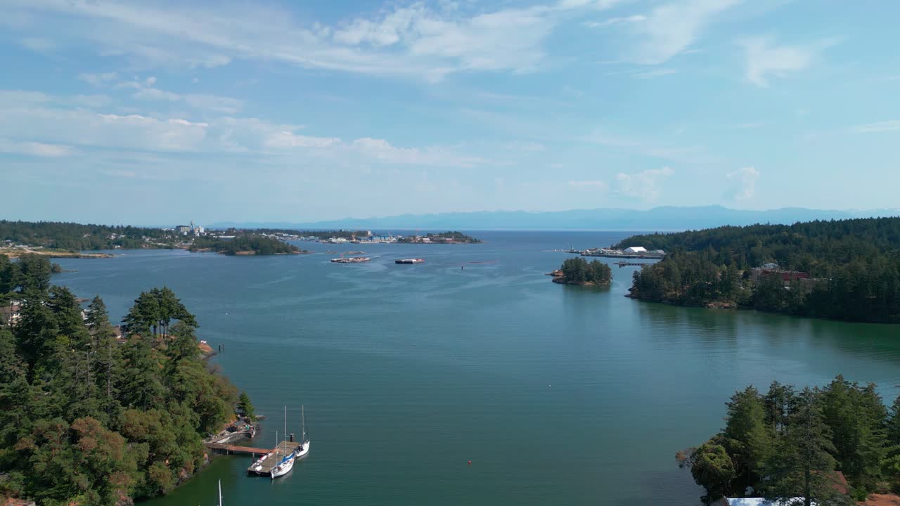 una toma del océano de view royal, victoria, canadá con la cordillera del olimpo en el horizonte