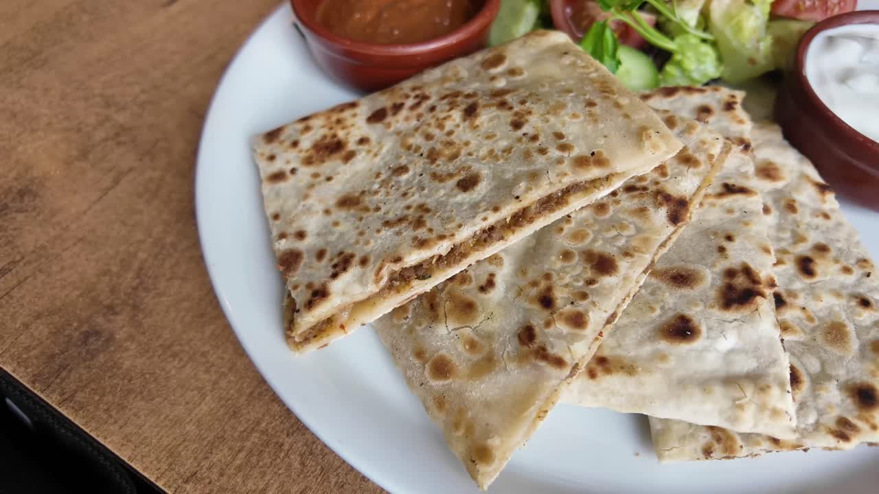 gozleme turco con salsa y ensalada