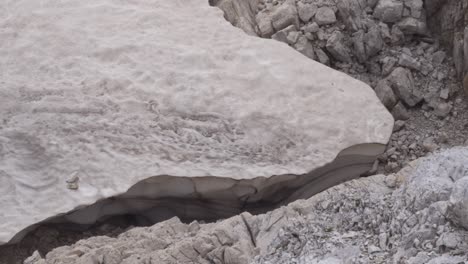 un primer plano de un glaciar de nieve que se derrite en lo alto de los alpes