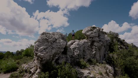 ciclista bebe en la cima de una montaña en un día soleado