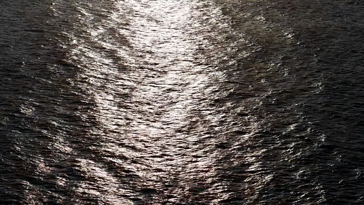 해가 지면 해양 물의 질감 패턴은 가게 반이고 빛납니다.