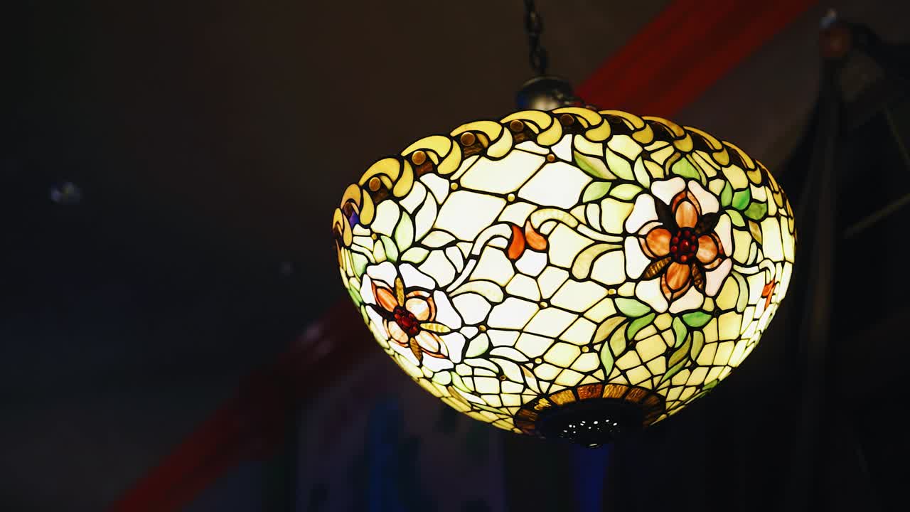 una lámpara decorativa en el techo ilumina la habitación en el área de recreación interior. tomando un primer plano del tema