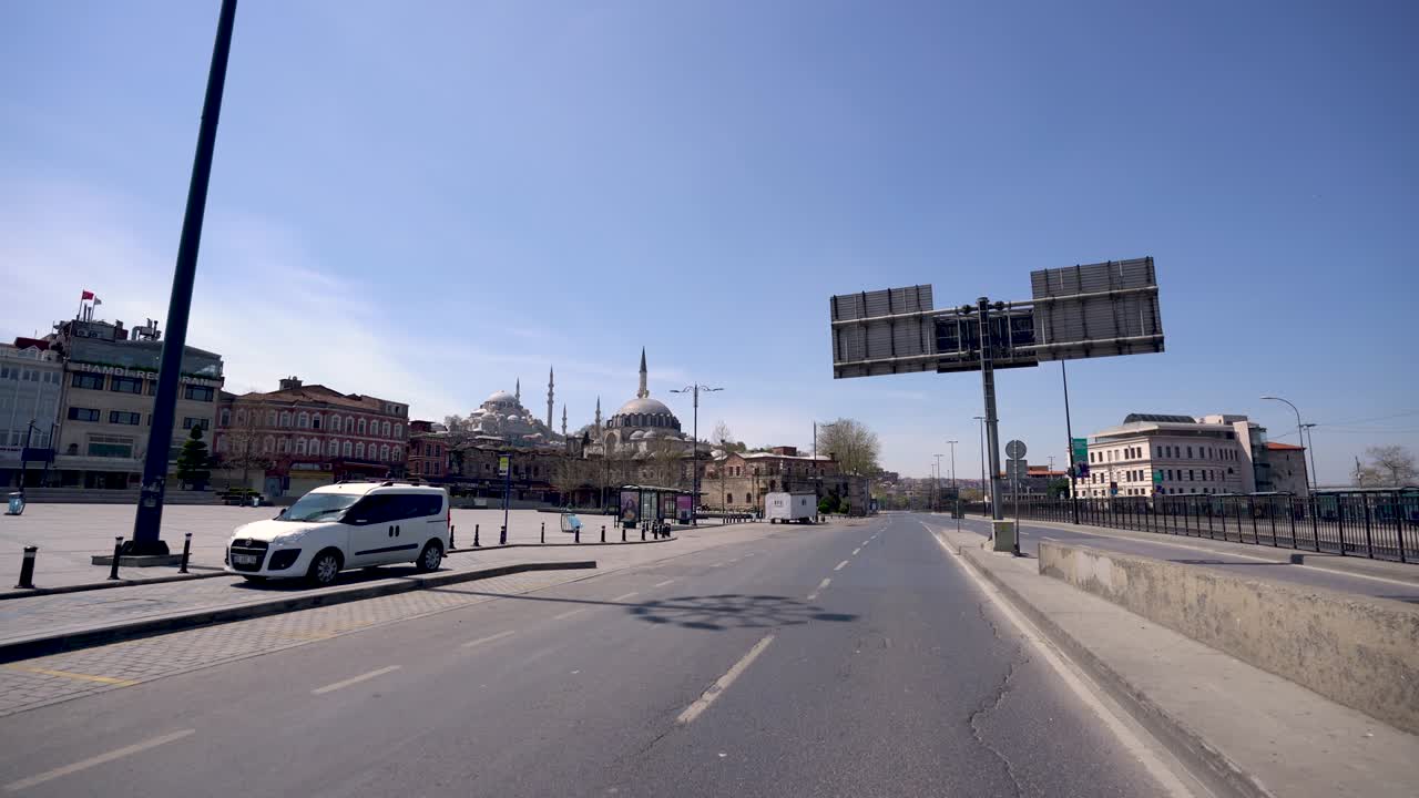 코로나19 팬데으로 인해 통행금지된 이스탄불의 에미노누 광장.