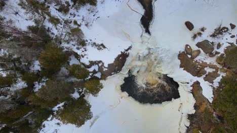 Entzückende-Szene-Von-Einem-Kleinen-Gefrorenen-Wasserfall-Auf-Einem-Wald-Schönen-Norden-Minnesotas