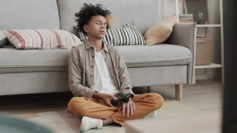 un niño africano fallando en un videojuego.