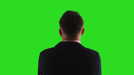 Nahaufnahme-Der-Rückansicht-Eines-Männlichen-Lehrers-Oder-Geschäftsmanns-Im-Studio,-Der-Von-Der-Kamera-Weg-In-Richtung-Greenscreen-Blickt