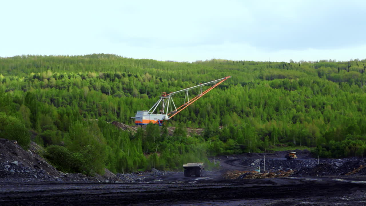 эксплуатация открытой угольной шахты с использованием тяжелой техники