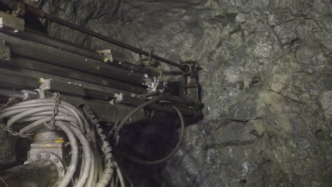 el taladro robótico hace un agujero en la roca dura para colocar explosivos
