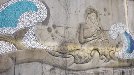 mural de sirena en toba, japón