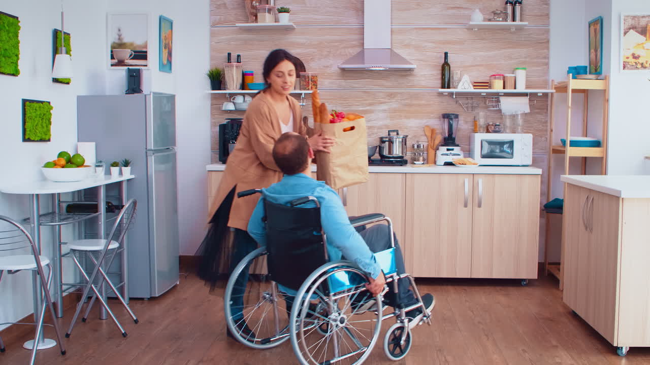 hombre paralizado en silla de ruedas