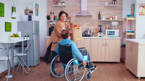 hombre paralizado en silla de ruedas