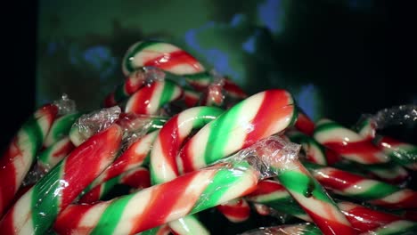 Auf-Einen-Großen-Stapel-Eingewickelter-Roter,-Weißer-Und-Grüner-Mini-Zuckerstangen-Zu