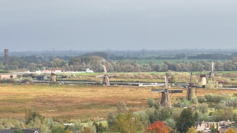 Wunderschöne-Filmaufnahmen,-Traditionelle-Windmühlen,-Niederländische-Landschaft