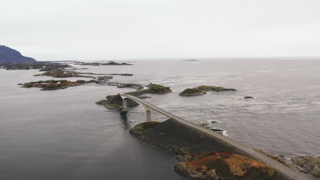 Famosa-Carretera-Del-Océano-Atlántico-En-Un-Día-Nublado-En-Noruega