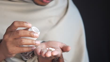 persona que está tomando medicamentos