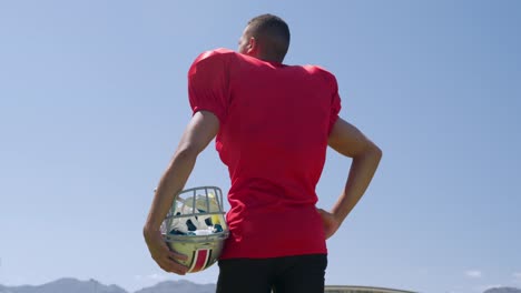 Jugador-De-Fútbol-Americano-De-Pie-Con-Casco