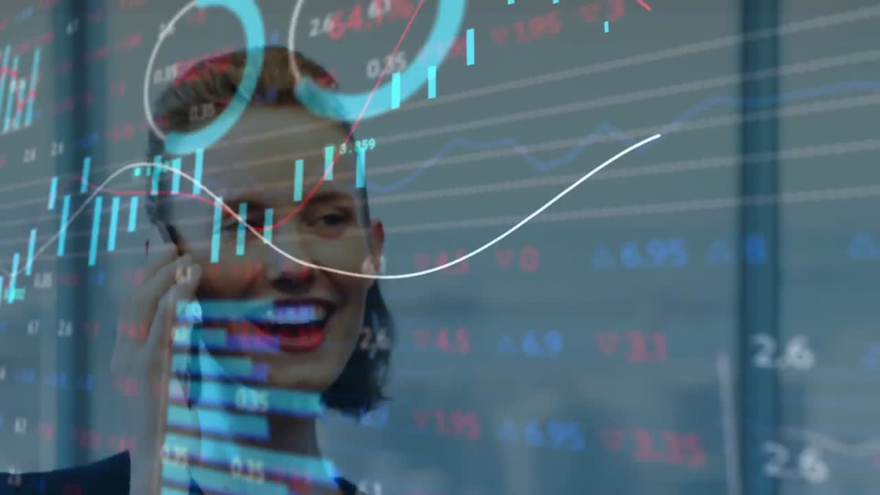 animación del procesamiento de datos financieros sobre una mujer de negocios que usa un teléfono inteligente