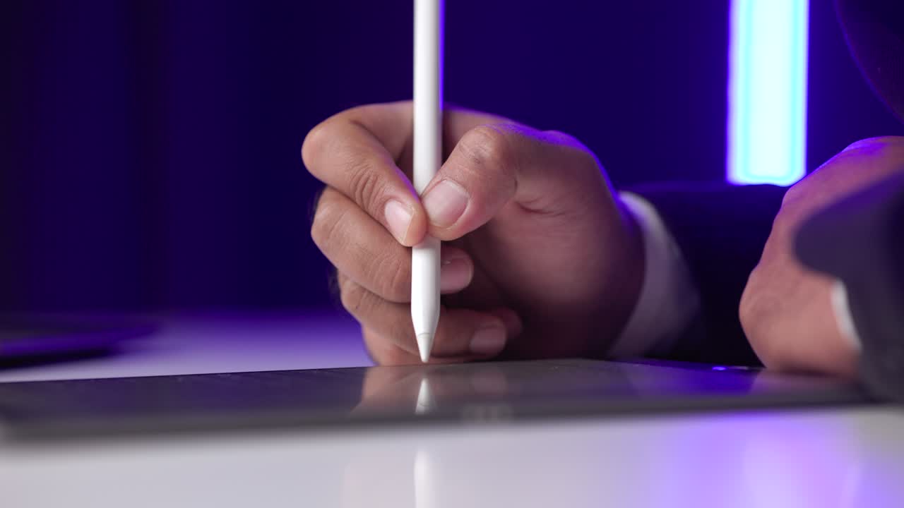 firma electrónica en el cuarto oscuro. hombre de negocios firmando un contrato de negocios con bolígrafo en la tableta. hombre firmando contrato en la tablet en la oficina por la noche. concepto de negocios y tecnología.