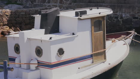 Remolcador-Vintage-Flotando-En-El-Puerto-De-Simon&#39;s-Town,-Sudáfrica