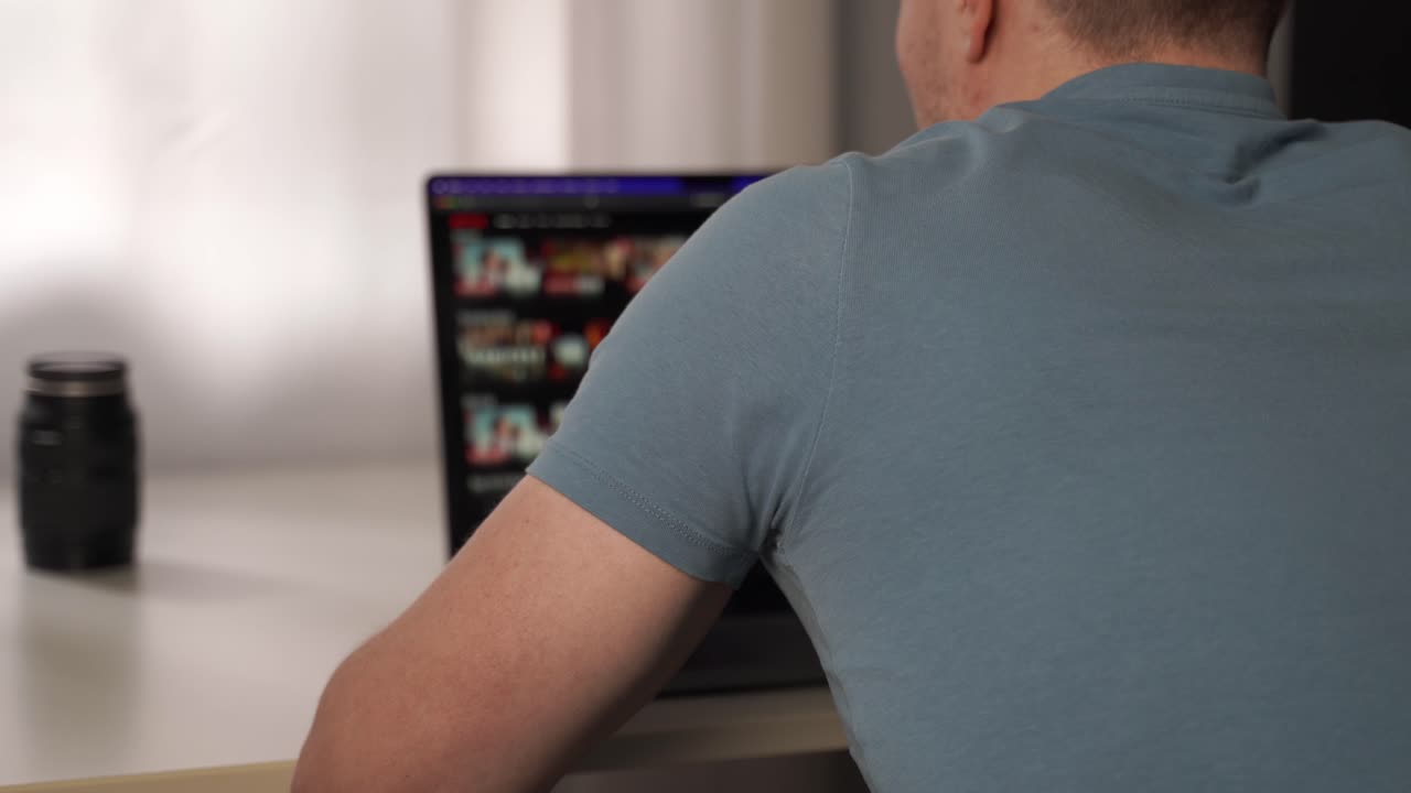 Um trabalhador remoto está navegando na internet e assistindo filmes quando deveria estar trabalhando