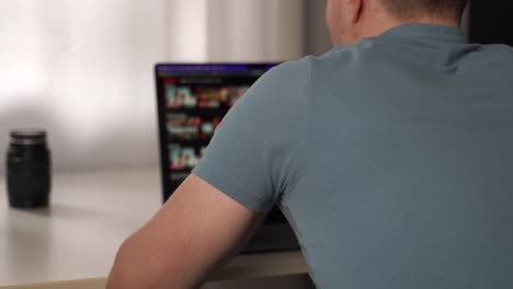 un trabajador remoto está navegando por la web y viendo películas cuando debería estar trabajando
