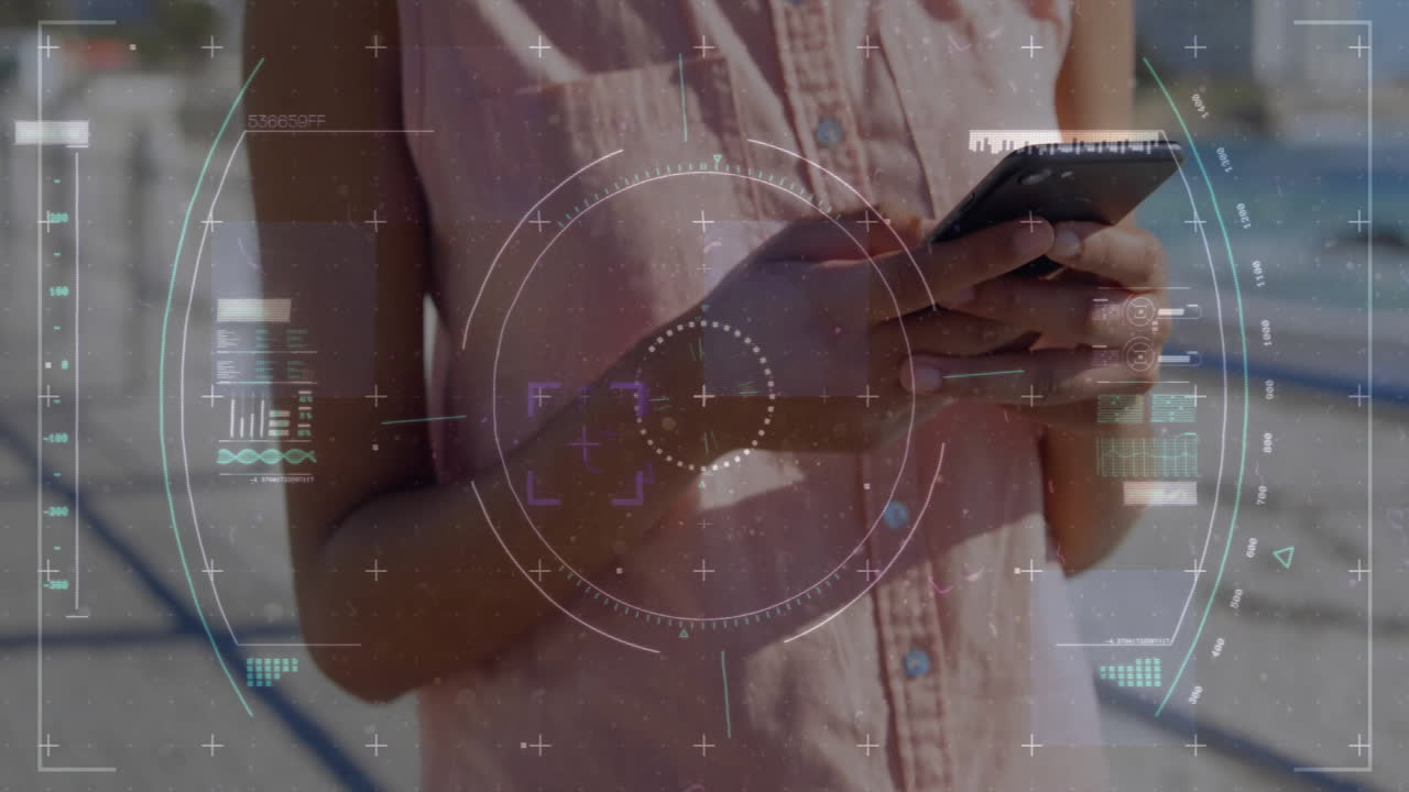 animación de procesamiento de datos y escaneo de alcance sobre mujer caucásica usando teléfono inteligente