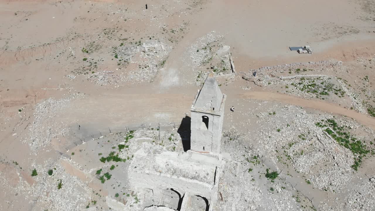 iglesia en ruinas por el embalse. disparo aéreo