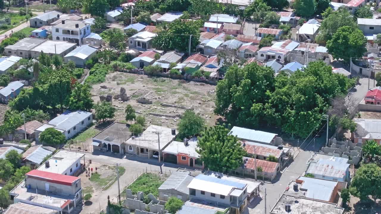 fotografía aérea de arriba hacia abajo de la tumba del cacique enriquillo en el pueblo viejo azua con casas antiguas