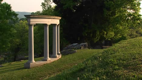 Cuatro-Majestuosas-Columnas-Arquitectónicas-Adornan-Una-Cuidada-Ladera