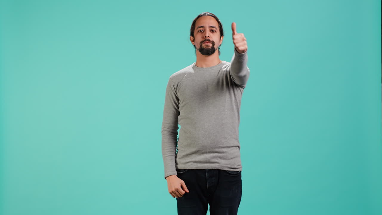 hombre alegre mostrando los pulgares hacia arriba señal haciendo gestos, exultando emoción positiva