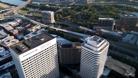 centro de la ciudad y frente al río en richmond, virginia | paso elevado aéreo | verano 2021