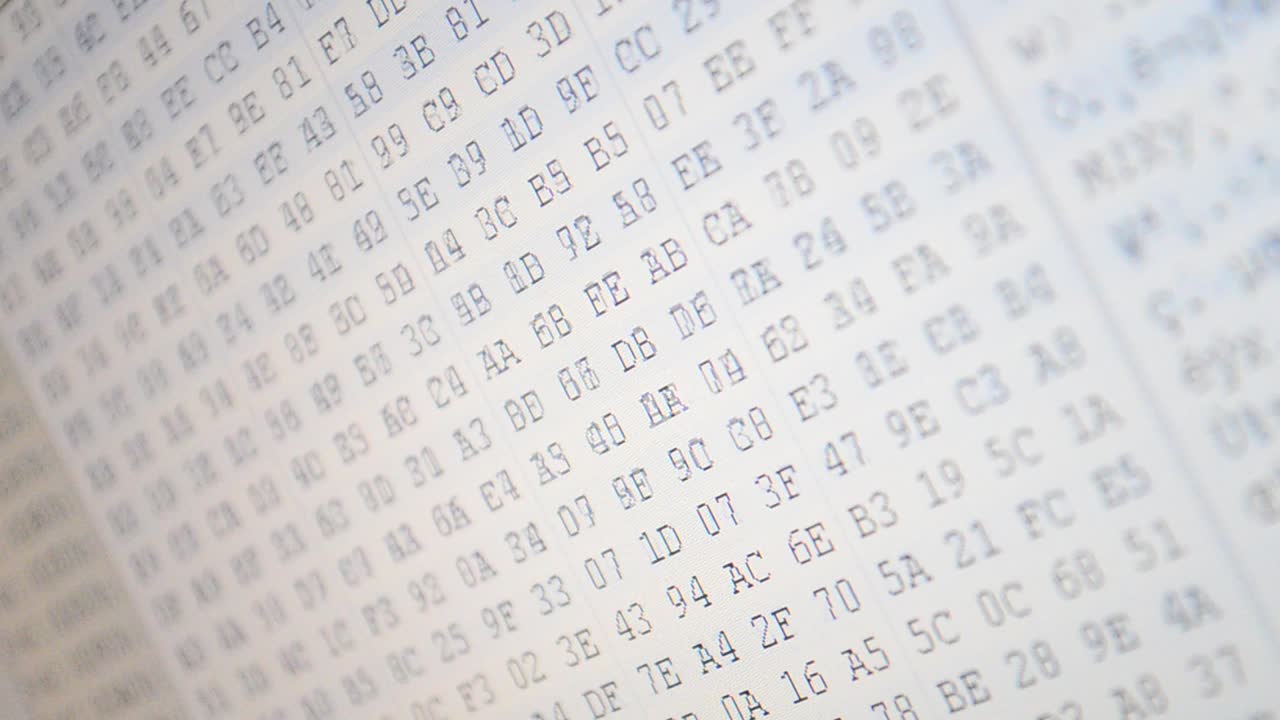 Movimiento rápido de un código. Código sobre fondo blanco. Código de programa hexadecimal en pantalla. Fondo animado de números de código binario en movimiento
