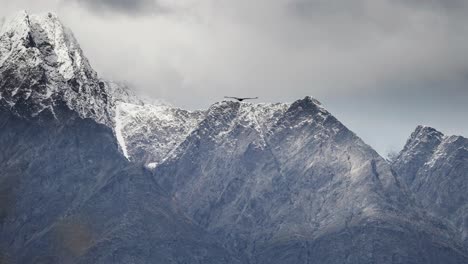 Un-águila-Poderosa-Volando-Sobre-Las-Montañas-Cubiertas-De-Nieve.