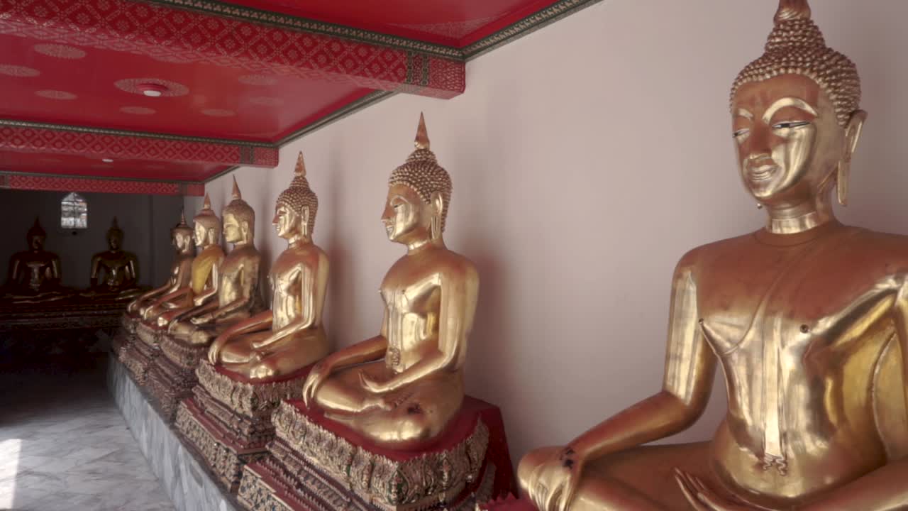 estatuas de buda en un templo tailandés, bangkok
