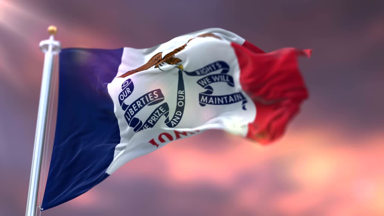 Bandiera dello stato dell'Iowa al tramonto, regione degli Stati Uniti - loop