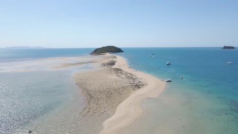 Langford-Island-At-Summer-In-Whitsunday,-QLD,-Australia